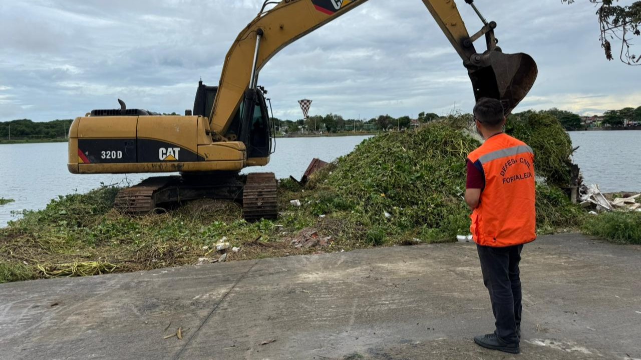máquina realiza a limpeza de uma lagoa